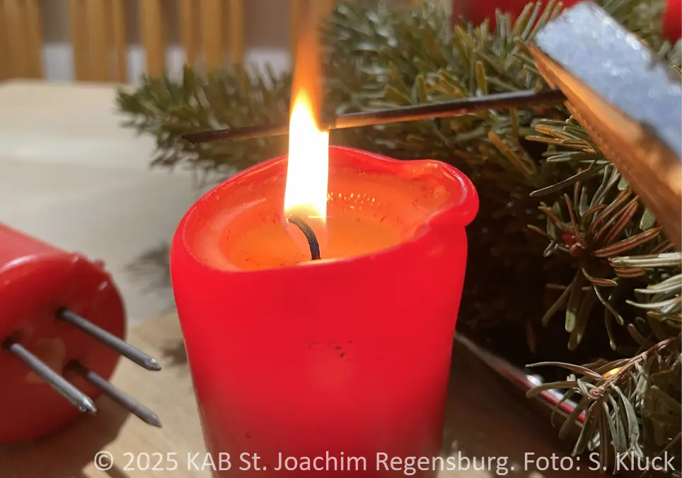 Der Steckdraht für die Adventskranzkerzen muss zuerst heiß gemacht werden.
